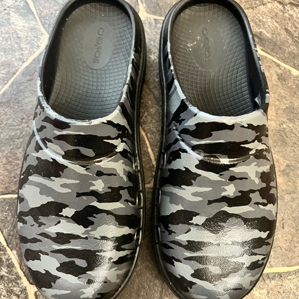 Oofos Black Camo Clogs